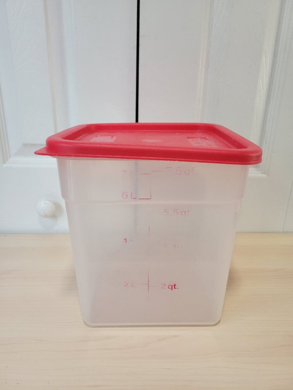 Cambro CamSquare 7.5-Quart Translucent Food Storage Container w/ Red Lid